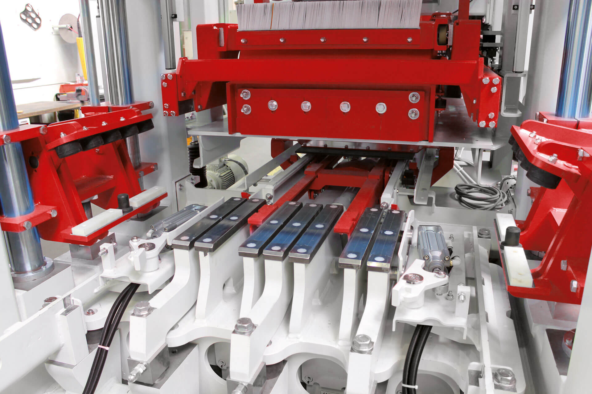 csm_hess-group-concrete-block-machine-rh760-pneumatic-mold-and-tamper-head-clamping_d83d4aa68b